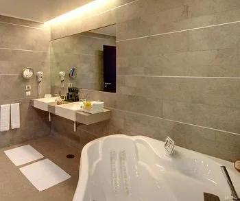 La Suite Executive con jacuzzi privado para estancias románticas.