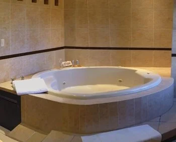 La Suite Imperial y su jacuzzi privado.