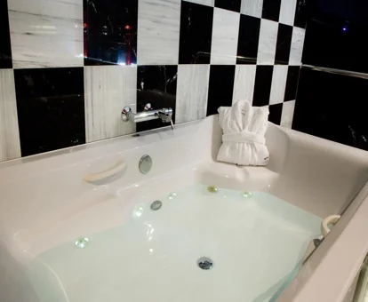 La Suite con bañera de hidromasaje y su jacuzzi privado.