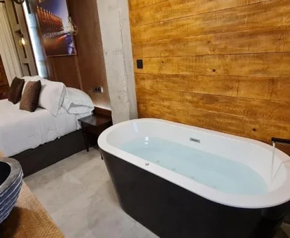 bañera de hidromasaje en la habitacion