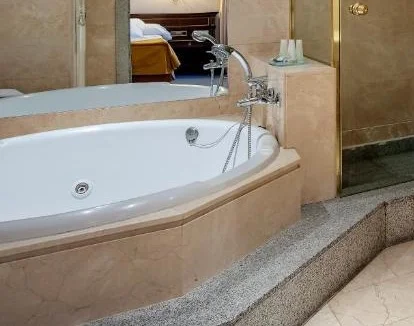 Vista del interior de la Oferta Especial Romántica en donde puedes disfrutar con tu pareja de tu propia bañera de hidromasaje.