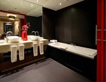 Vista del interior de la Suite en donde puedes disfrutar con tu pareja de tu propia bañera de hidromasaje.