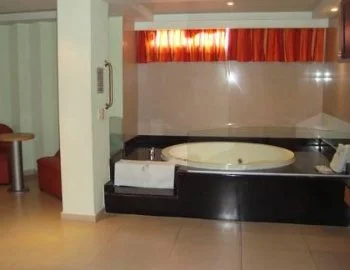 Interior de la Suite con bañera de hidromasaje donde encontrarás un jacuzzi para relajarte con tu pareja.