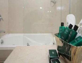 Foto del interior de la Deluxe con cama extragrande.