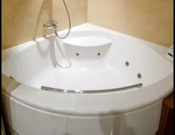 Foto y detalle de jacuzzi en la Suite con bañera de hidromasaje.