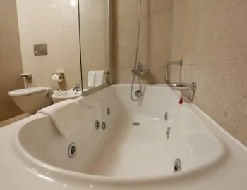 Bañera de hidromasaje en la Habitación Individual.