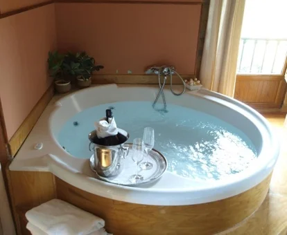 Interior de la Habitación Doble Superior donde tienes bañera de hidromasaje.