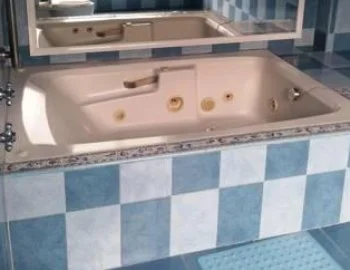La Suite con bañera de hidromasaje y foto de la bañera de hidromasaje que puedes disfrutar.