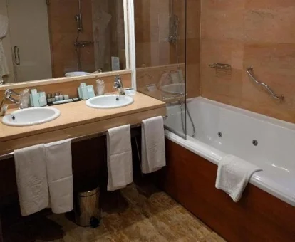 Foto de la Suite Junior para una velada romántica con jacuzzi incluido.