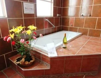 Bañera de hidromasaje en la Suite Principal.