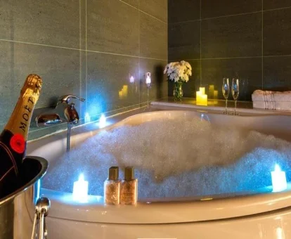Jacuzzi privado que puedes encontrar en la Suite Junior Deluxe