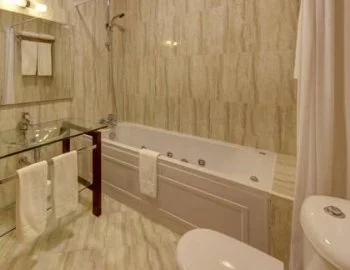 Interior de la Villa de 2 dormitorios donde encontrarás un jacuzzi para relajarte con tu pareja.