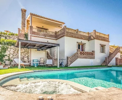 piscina con jacuzzi