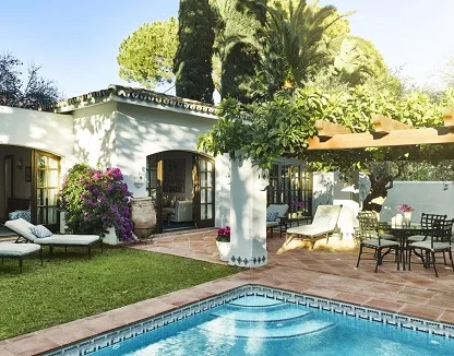 Piscina privada en la villa de 2 dormitorios en el hotel Marbella Club Hotel