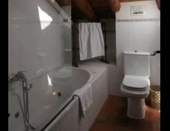 La Habitación Doble con bañera de hidromasaje y su jacuzzi privado.