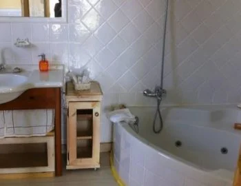 Bañera de hidromasaje en la Suite Junior Deluxe con vistas al mar.