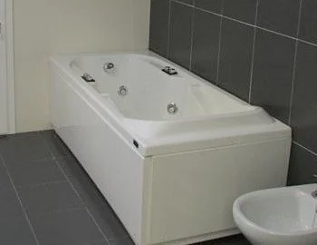 Foto del apartamento con bañera de hidromasaje.