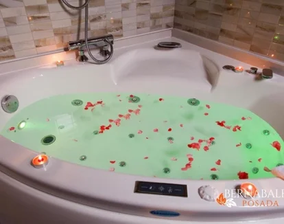 jacuzzi de la habitación con hidromasaje.