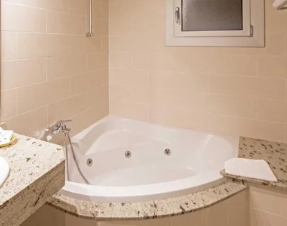 El jacuzzi que encuentras en la Habitación Doble Confort - 1 o 2 camas.