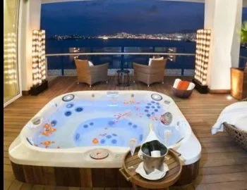 Foto y detalle de jacuzzi en la Villa.