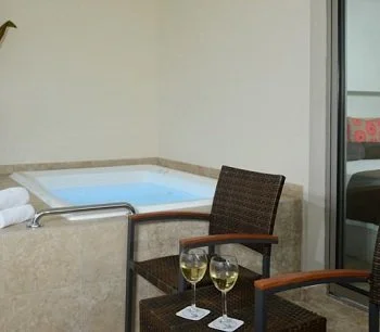 Interior de la Habitación Doble Superior donde tienes bañera de hidromasaje.