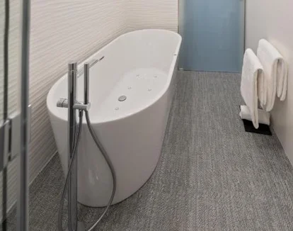 La Suite Presidencial con bañera de hidromasaje y su jacuzzi privado.