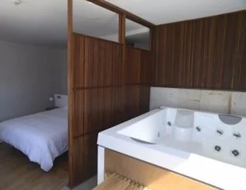 Foto del interior de la Habitación Doble con bañera de hidromasaje.