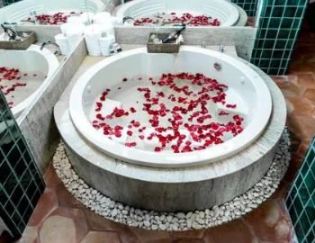 Jacuzzi privado en la Suite Principal.