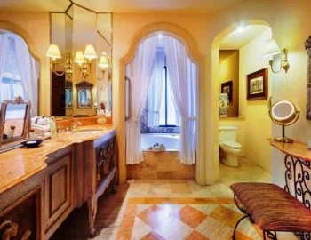 La Suite de lujo con jacuzzi privado para estancias románticas.
