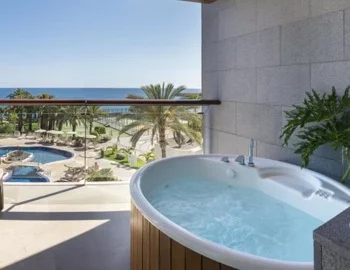 La Suite de lujo de 3 dormitorios con vistas al mar (6 adultos) con jacuzzi privado para estancias románticas.