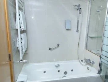 Este es la Habitación Doble Superior con vistas al mar - 1 o 2 camas para disfrutar con tu pareja de un jacuzzi privado.