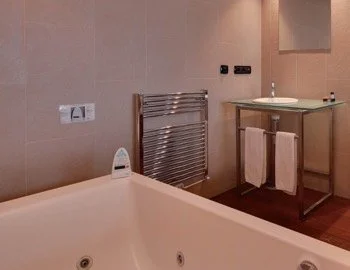 Bañera de hidromasaje en la Suite Junior.