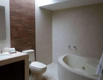 Bañera de hidromasaje en la Habitación Cuádruple.