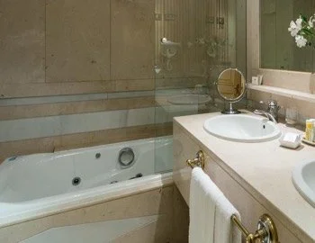 La Suite Junior con aparcamiento incluido y foto de la bañera de hidromasaje que puedes disfrutar.