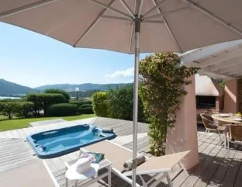 Foto del jacuzzi en la Villa Clásica de 1 dormitorio con bañera de hidromasaje.