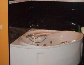 Vista del interior de la Habitación Doble con bañera de hidromasaje en donde puedes disfrutar con tu pareja de tu propia bañera de hidromasaje.