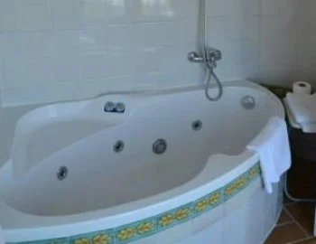 Vista del interior de la Habitación Doble Deluxe en donde puedes disfrutar con tu pareja de tu propia bañera de hidromasaje.