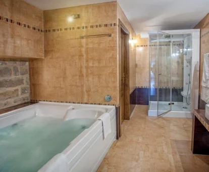 La Suite Clásica y su jacuzzi privado.