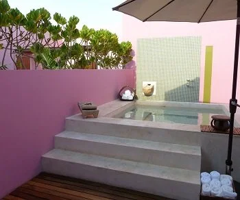 El jacuzzi que encuentras en la Habitación Deluxe con cama extragrande.