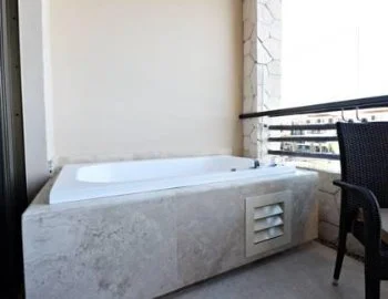 Foto de la la Suite Junior de lujo donde se encuentra la bañera de hidromasaje.