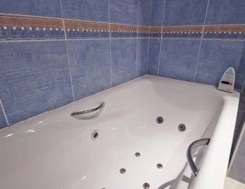 La Habitación Doble con bañera de hidromasaje y su jacuzzi privado.