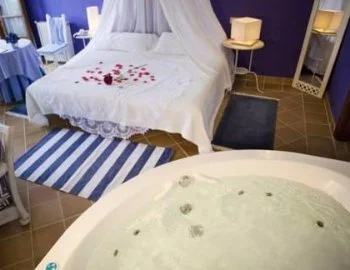 Foto y detalle de jacuzzi en la Habitación Doble Premium con bañera de hidromasaje.