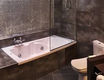 Bañera de hidromasaje en la Suite de lujo con bañera de hidromasaje.