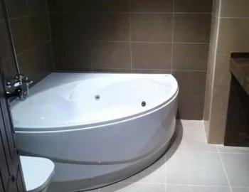 Foto de la Suite con cama grande y bañera de hidromasaje con jacuzzi privado.
