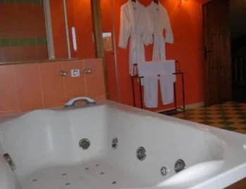Foto y detalle de jacuzzi en la Suite - Ático.