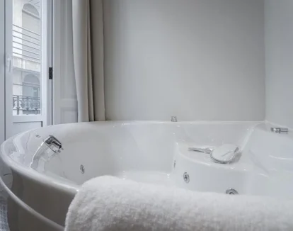 Disfruta de la Habitación Doble con bañera de hidromasaje con tu pareja.