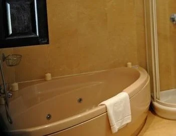 La Suite con jacuzzi privado para estancias románticas.