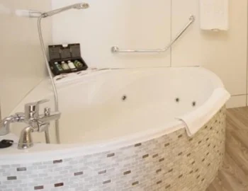 bañera de hidromasaje de la habitación