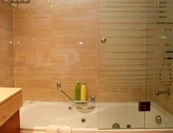 Foto del jacuzzi en la Habitación Doble con cama supletoria - 2 camas (2 adultos + 1 niño).