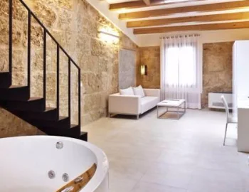 La Suite con vistas al jardín y su jacuzzi privado.